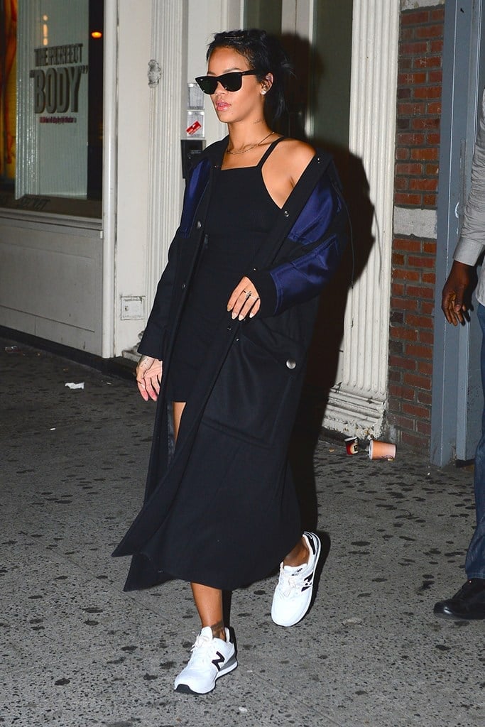 Sleeveless Black Dress with a Long Coat and Sneakers Sleeveless Black Dress with a Long Coat and Sneakers — Simple New Balance Outfits