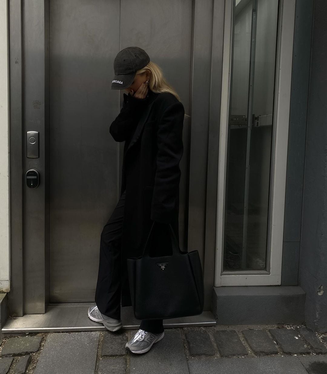 All-Black Outfit with Oversized Blazer and Sneakers All-Black Outfit with Oversized Blazer and Sneakers — Simple New Balance Outfits