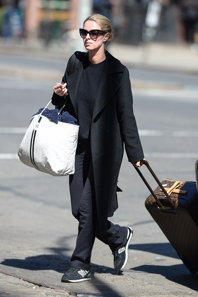 Long Black Coat Over Knit Sweater and Trousers Long Black Coat Over Knit Sweater and Trousers — Simple New Balance Outfits