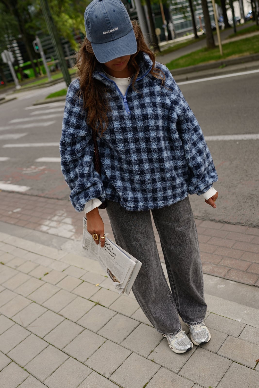 Plaid Fleece Pullover with Wide-Leg Jeans Plaid Fleece Pullover with Wide-Leg Jeans — Simple New Balance Outfits