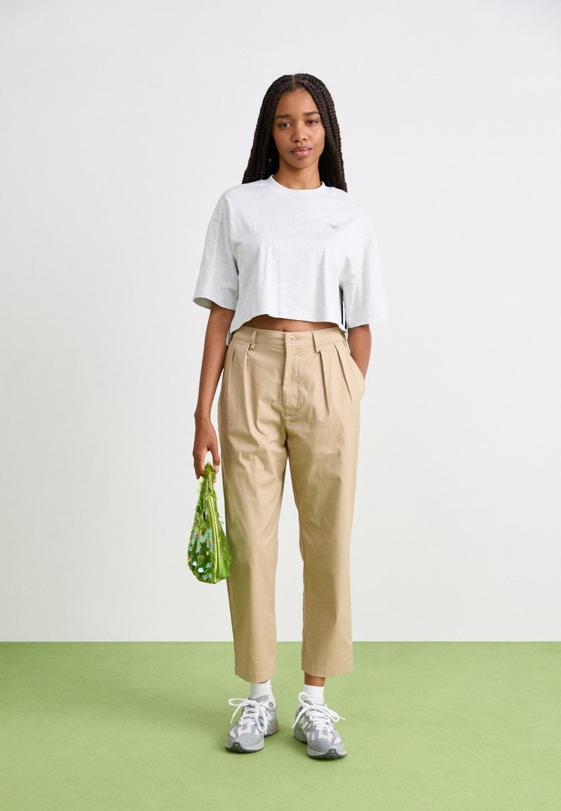 Cropped T-Shirt with Pleated Trousers and Sneakers Cropped T-Shirt with Pleated Trousers and Sneakers — Simple New Balance Outfits