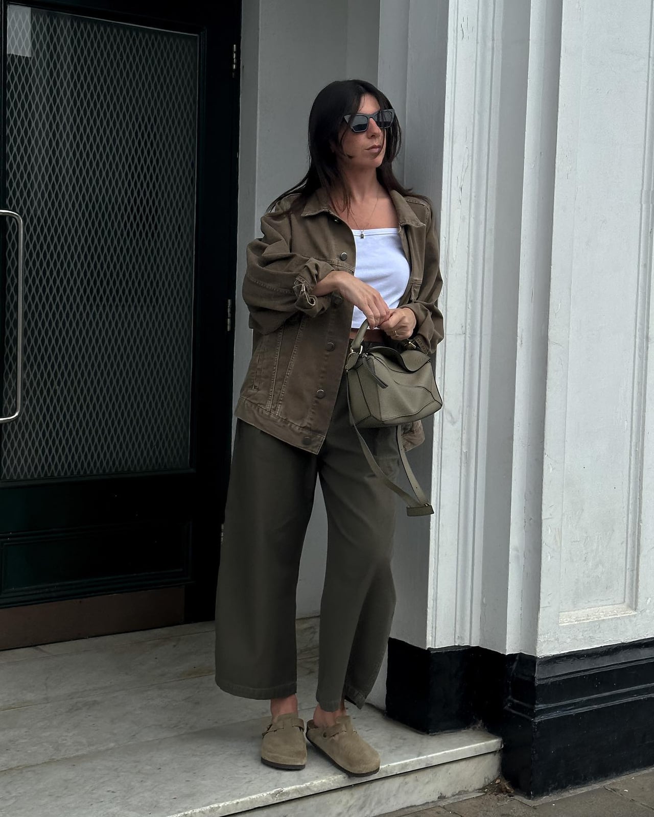 Olive Wide Leg Pants With Oversized Denim Jacket and Beige Clogs Olive Wide Leg Pants With Oversized Denim Jacket and Beige Clogs — Simple Olive Green Outfits