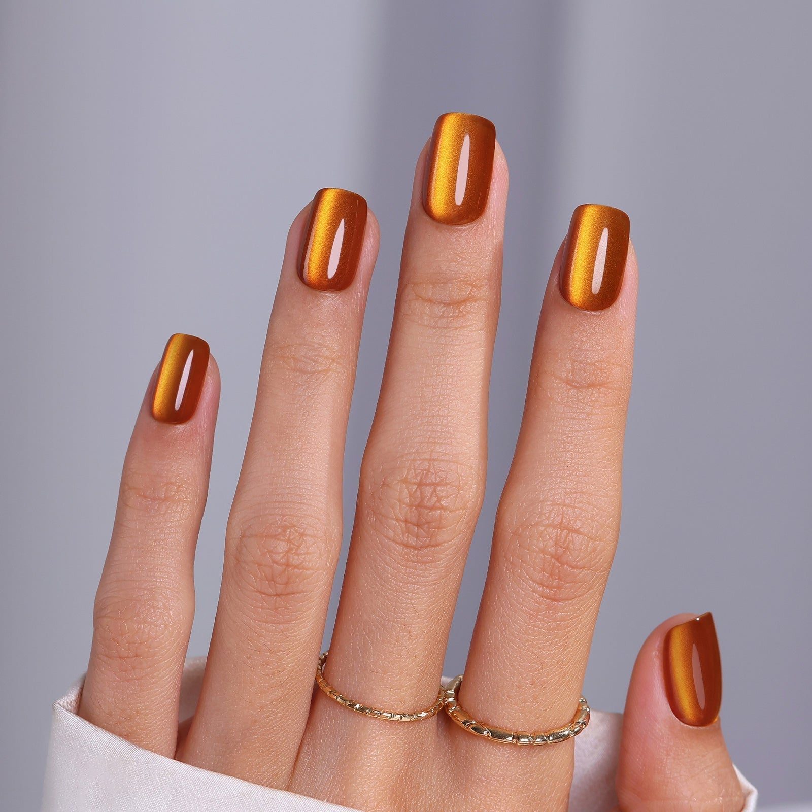 Burnt Orange Gold Shift Cat Eye Short Square Nails, Close-Up Take Burnt Orange Gold Shift Cat Eye Short Square Nails, Close-Up Take — Simple Orange Cat Eye Nails