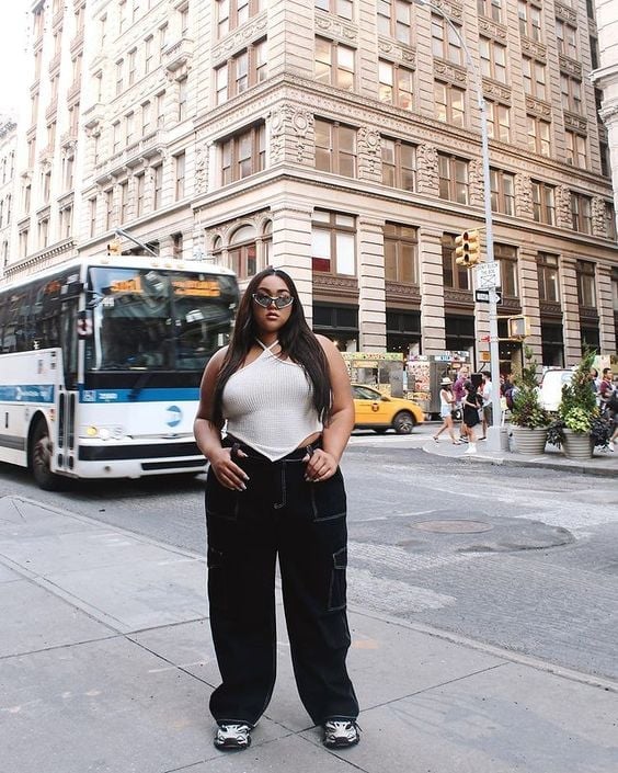 Halter Neck Top With Wide-Leg Cargo Pants Halter Neck Top With Wide-Leg Cargo Pants — Simple Outfits for Curvy