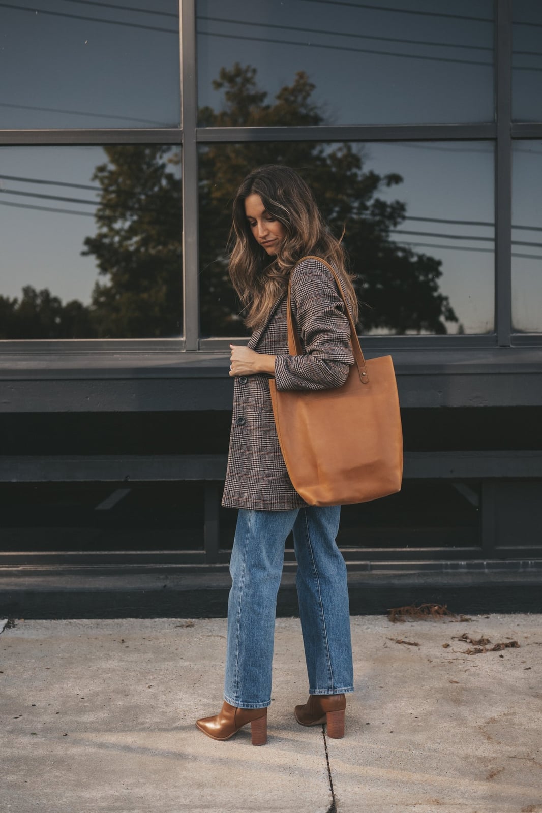 Plaid Oversized Blazer With Jeans And Boots Plaid Oversized Blazer With Jeans And Boots — Simple Oversized Blazer Outfits