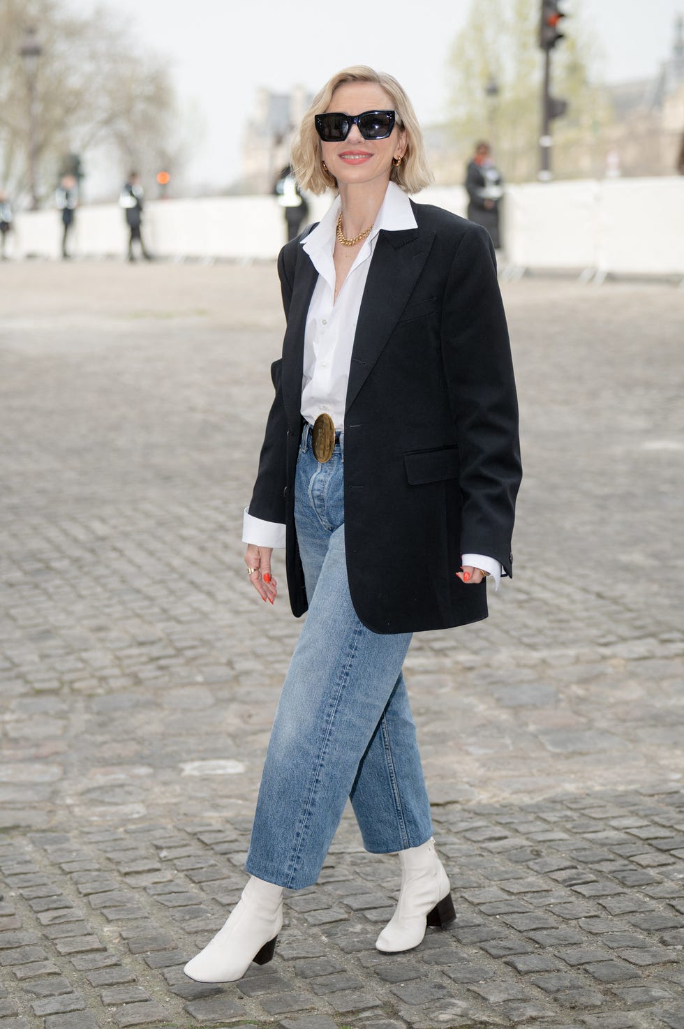 Charcoal Oversized Blazer With White Shirt Charcoal Oversized Blazer With White Shirt — Simple Oversized Blazer Outfits