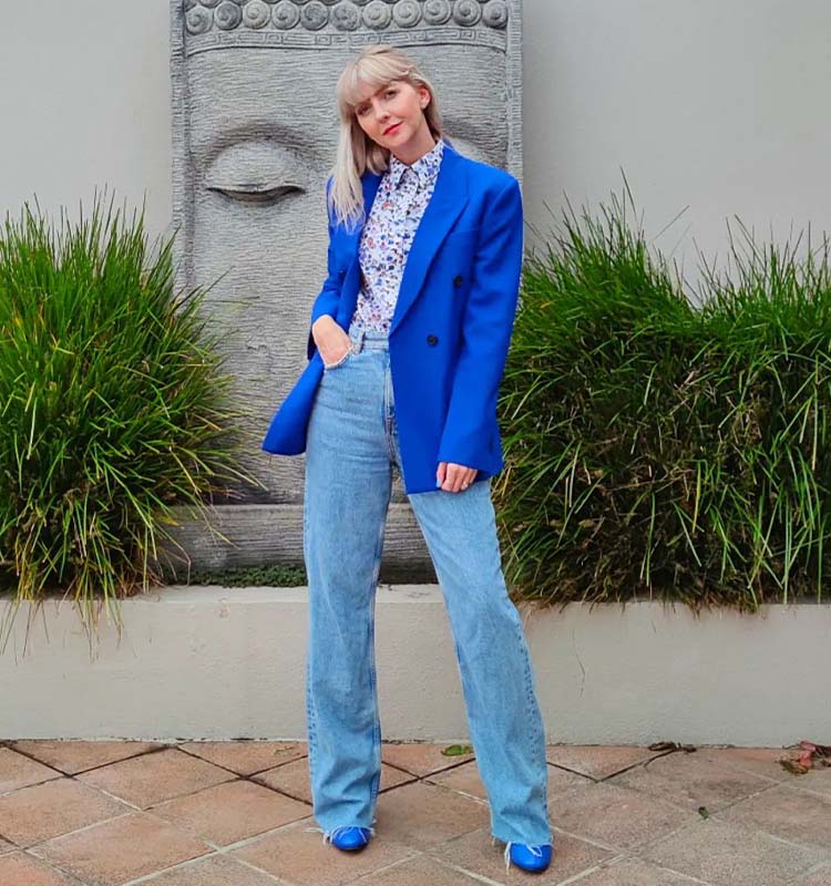Vibrant Blue Oversized Blazer With Floral Shirt Vibrant Blue Oversized Blazer With Floral Shirt — Simple Oversized Blazer Outfits