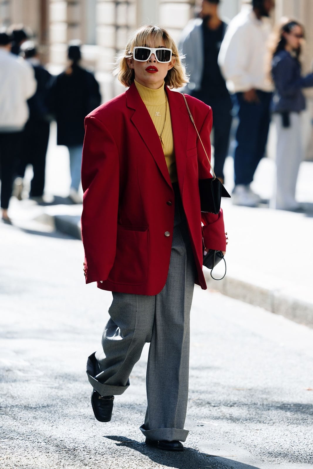 Bright Red Oversized Blazer With Yellow Turtleneck and Black Loafers Bright Red Oversized Blazer With Yellow Turtleneck and Black Loafers — Simple Oversized Blazer Outfits