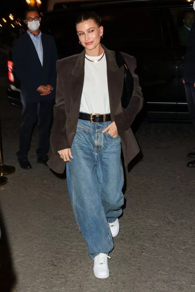 Brown Corduroy Oversized Blazer With Jeans and White T-Shirt Brown Corduroy Oversized Blazer With Jeans and White T-Shirt — Simple Oversized Blazer Outfits