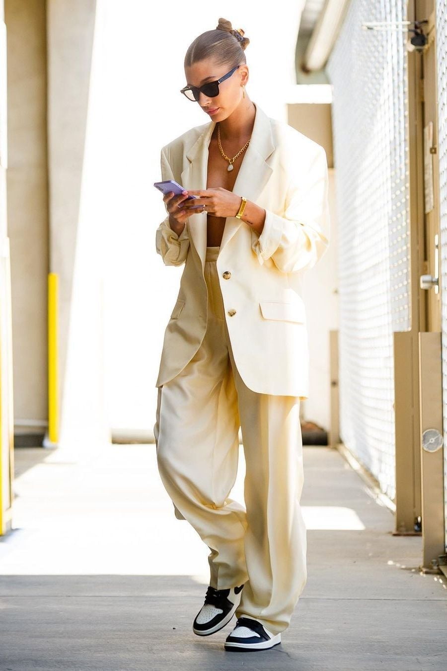 Cream Oversized Blazer Suit With Sneakers, Close-Up Take Cream Oversized Blazer Suit With Sneakers, Close-Up Take — Simple Oversized Blazer Outfits