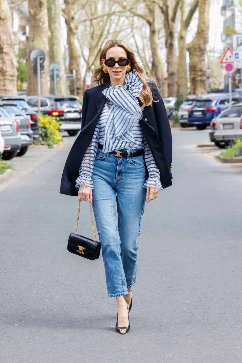 Navy Blazer With Striped Blouse And Jeans Navy Blazer With Striped Blouse And Jeans — Simple Oversized Blazer Outfits