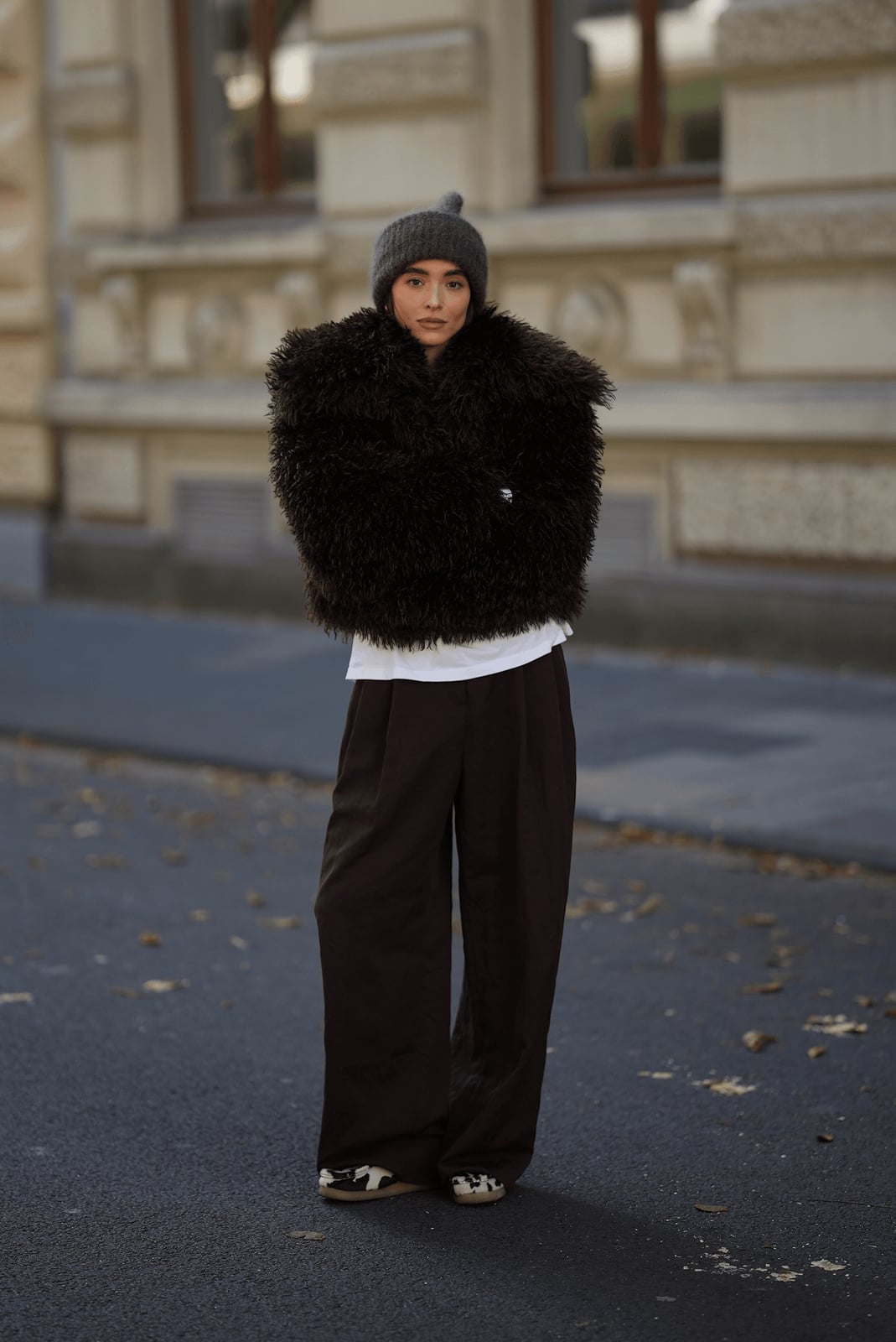 Dark Brown Palazzo Pants with T-Shirt and Faux Fur Jacket Dark Brown Palazzo Pants with T-Shirt and Faux Fur Jacket — Simple Palazzo Pants Outfits