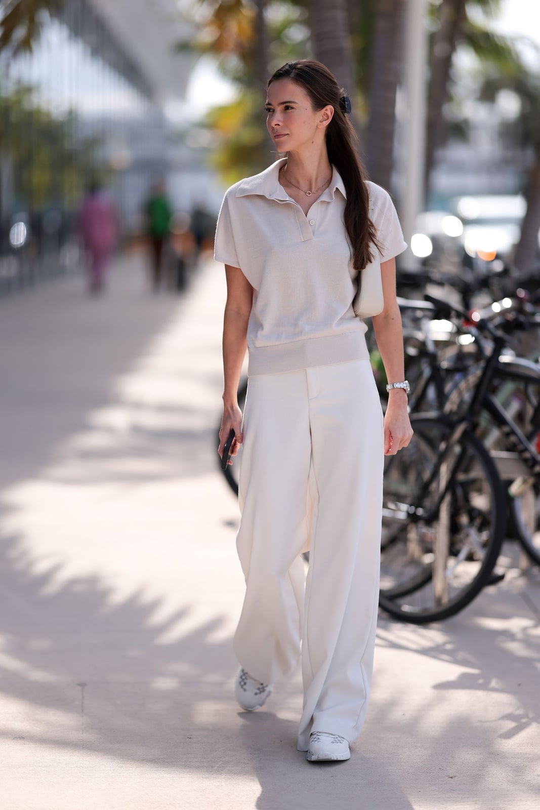 Off-white Palazzo Pants with a Beige Polo Shirt and White Sneakers Off-white Palazzo Pants with a Beige Polo Shirt and White Sneakers — Simple Palazzo Pants Outfits