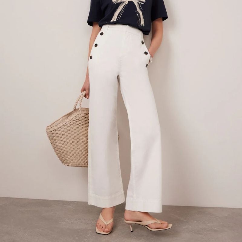 White Palazzo Pants with Graphic T-Shirt and Thong Sandals White Palazzo Pants with Graphic T-Shirt and Thong Sandals — Simple Palazzo Pants Outfits