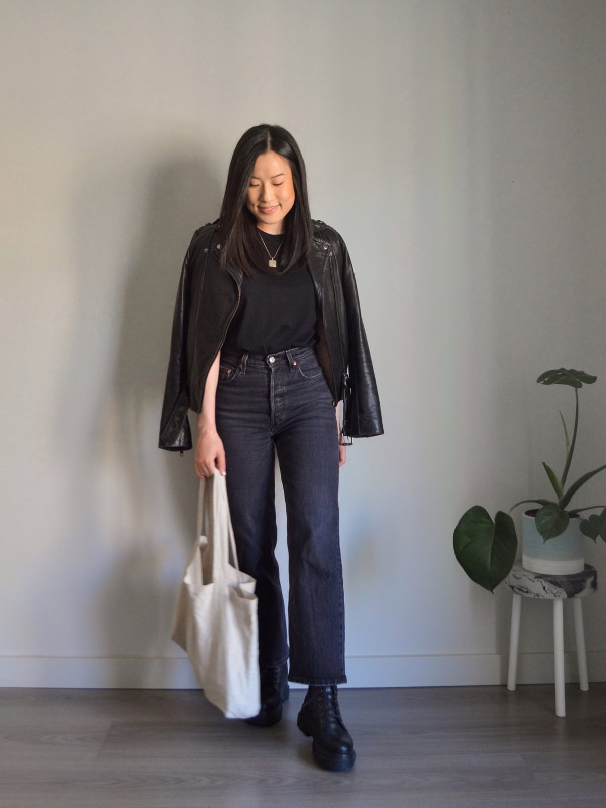 Leather Jacket with Wide Leg Jeans and Black Combat Boots Leather Jacket with Wide Leg Jeans and Black Combat Boots — Simple Petite Outfits