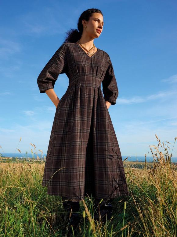 Plaid Midi Dress with Black Boots, Close-Up Take Plaid Midi Dress with Black Boots, Close-Up Take — Simple Petite Outfits