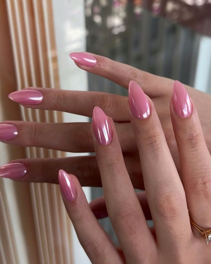 Medium Almond Soft Pink Pearlescent Chrome Medium Almond Soft Pink Pearlescent Chrome — Simple Pink Chrome Nails