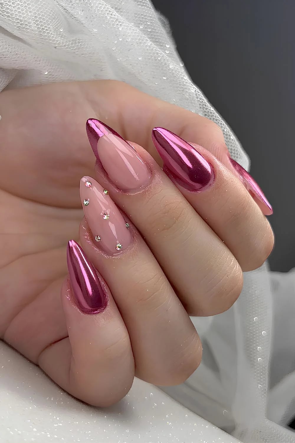 Medium Stiletto Pink Rose Gold Chrome With Rhinestones Medium Stiletto Pink Rose Gold Chrome With Rhinestones — Simple Pink Chrome Nails