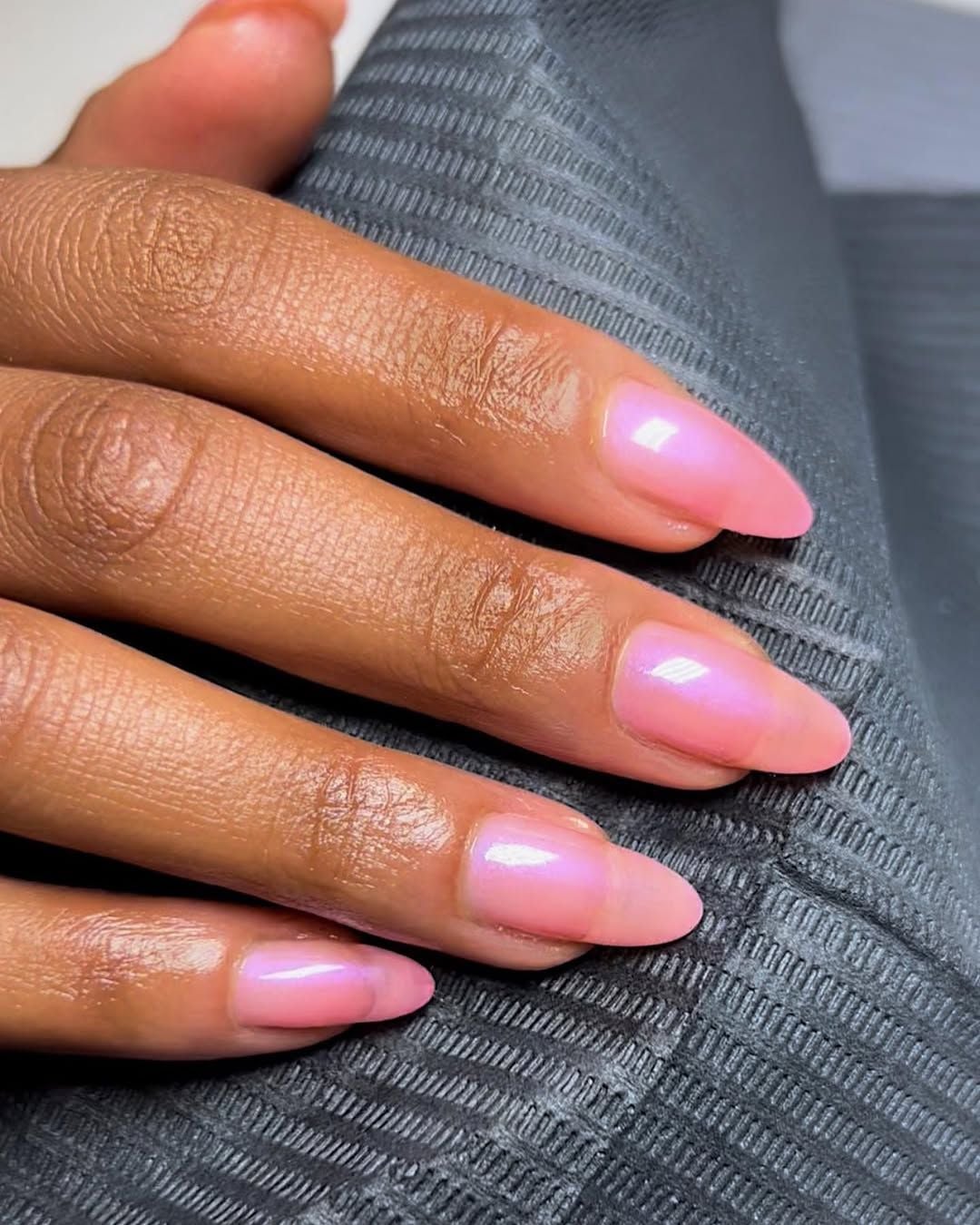 Short Oval Almond Light Pink Iridescent Chrome Short Oval Almond Light Pink Iridescent Chrome — Simple Pink Chrome Nails