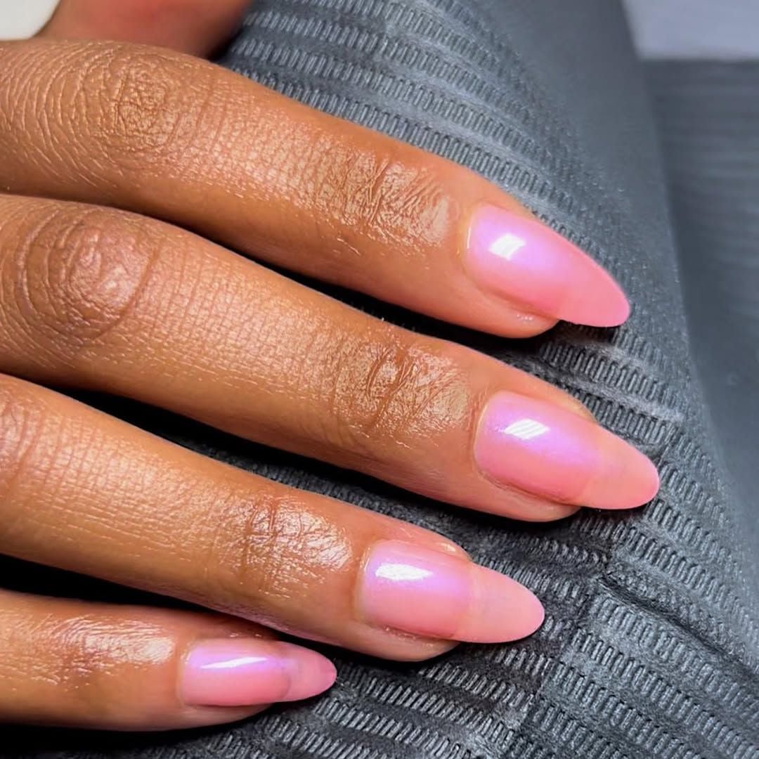 Medium Almond Pale Pink Subtle Iridescent Chrome Medium Almond Pale Pink Subtle Iridescent Chrome — Simple Pink Chrome Nails