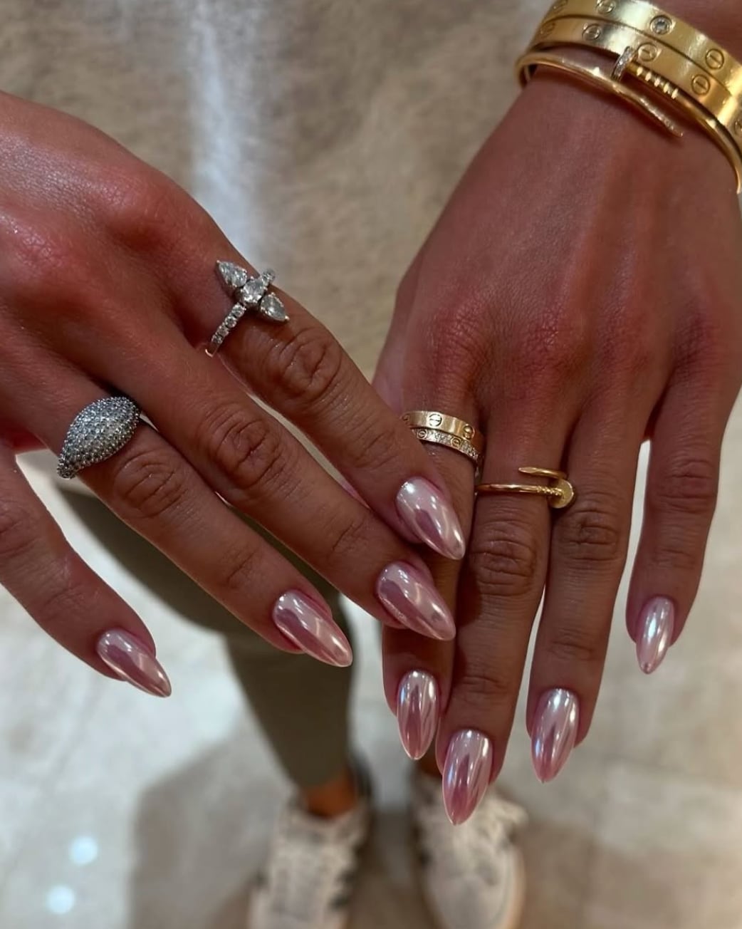 Medium Almond Vibrant Pink Iridescent Chrome Medium Almond Vibrant Pink Iridescent Chrome — Simple Pink Chrome Nails