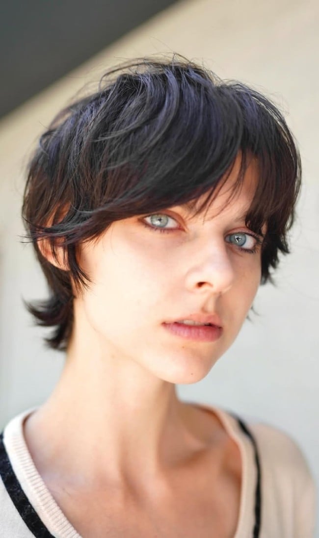 Dark Brown Pixie Bob With Straight Bangs and до бровей — Simple Pixie Bob Haircut