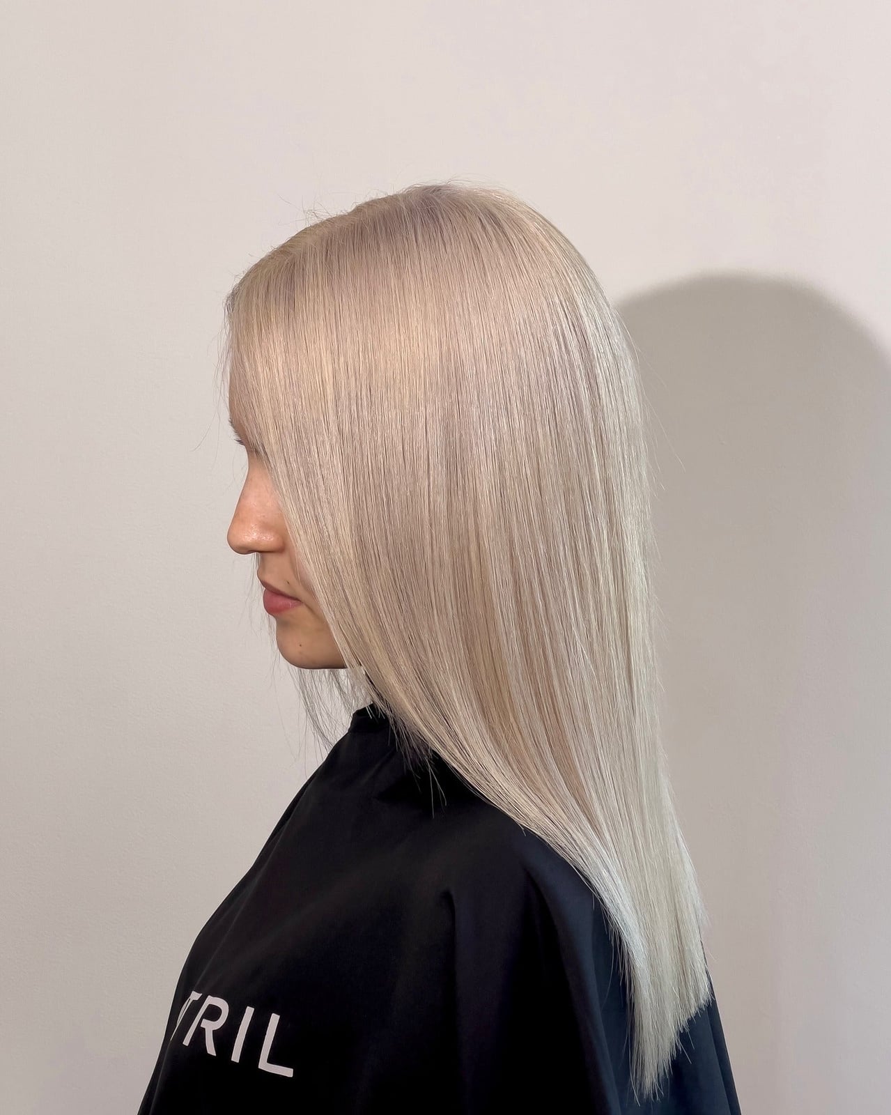 Collarbone Length Straight In Sleek Platinum Collarbone Length Straight In Sleek Platinum — Simple Platinum Blonde