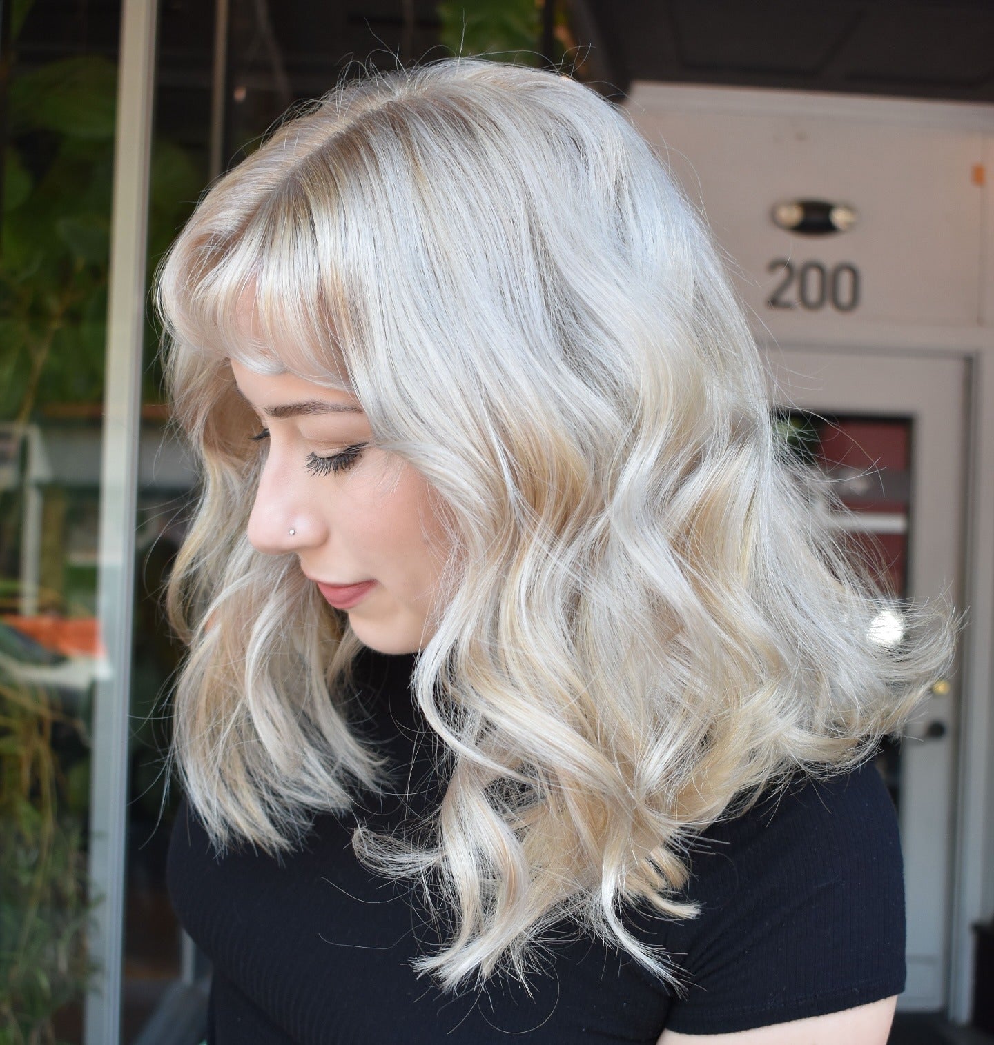 Collarbone Waves With Ash Tones And Curtain Bangs Collarbone Waves With Ash Tones And Curtain Bangs — Simple Platinum Blonde