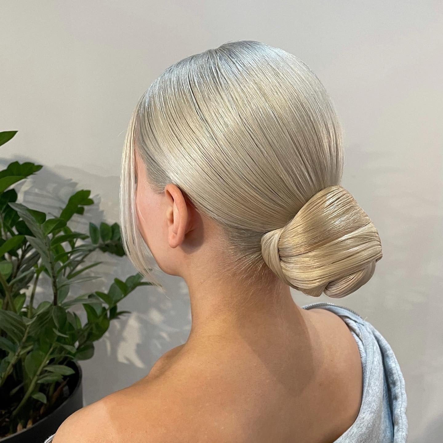 Mid-Back Wavy Icy Platinum With Root Shadow Mid-Back Wavy Icy Platinum With Root Shadow — Simple Platinum Blonde