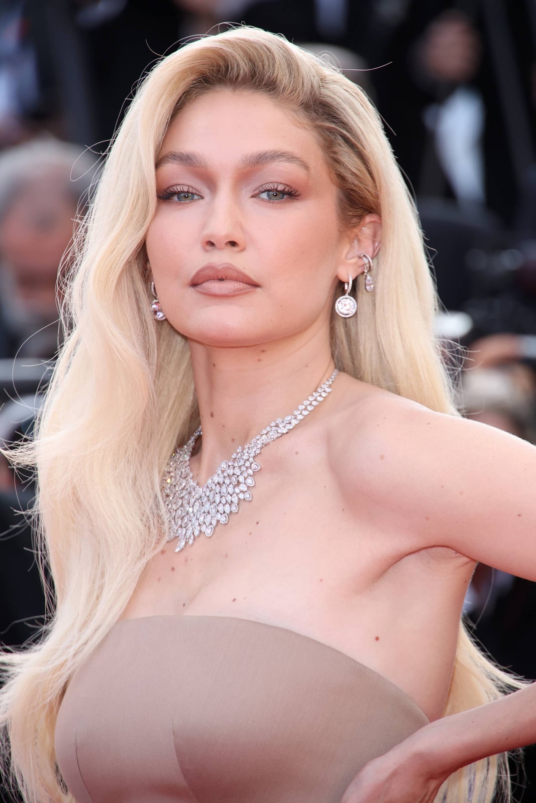 Thick Collarbone Waves In Glossy Platinum Blonde Thick Collarbone Waves In Glossy Platinum Blonde — Simple Platinum Blonde