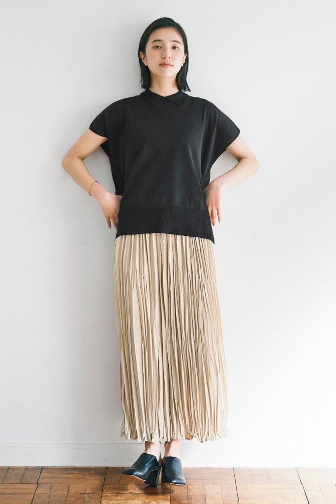 Beige Pleated Maxi Skirt with a Black Polo Knit — Simple Pleated Skirt Outfits