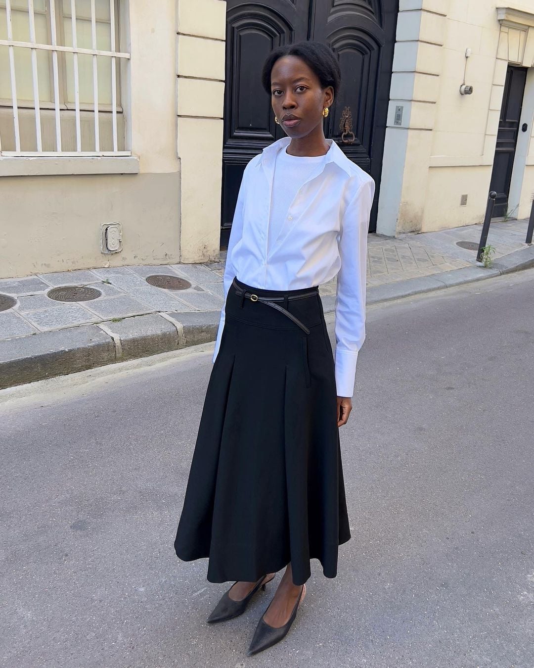 Black High-Waisted Pleated Skirt with Layered Shirts — Simple Pleated Skirt Outfits