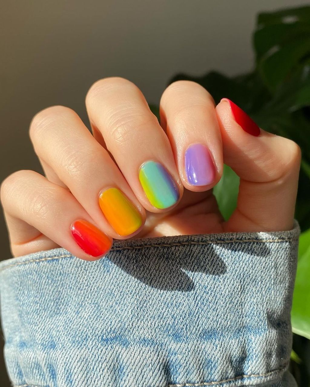 Smooth Rainbow Gradient Short Oval Nails — Simple Rainbow Nails