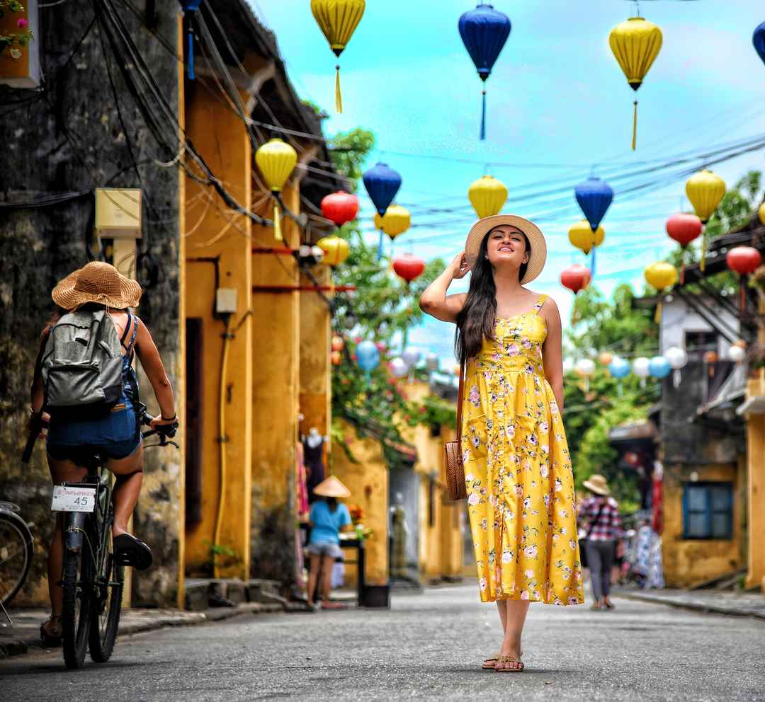 Yellow Floral Print Midi Dress with Straw Hat — Simple Road Trip Outfits