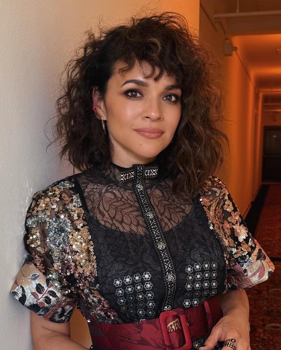 Chin To Shoulder Shaggy Bob Curly Bangs Chin To Shoulder Shaggy Bob Curly Bangs — Simple Shaggy Bob