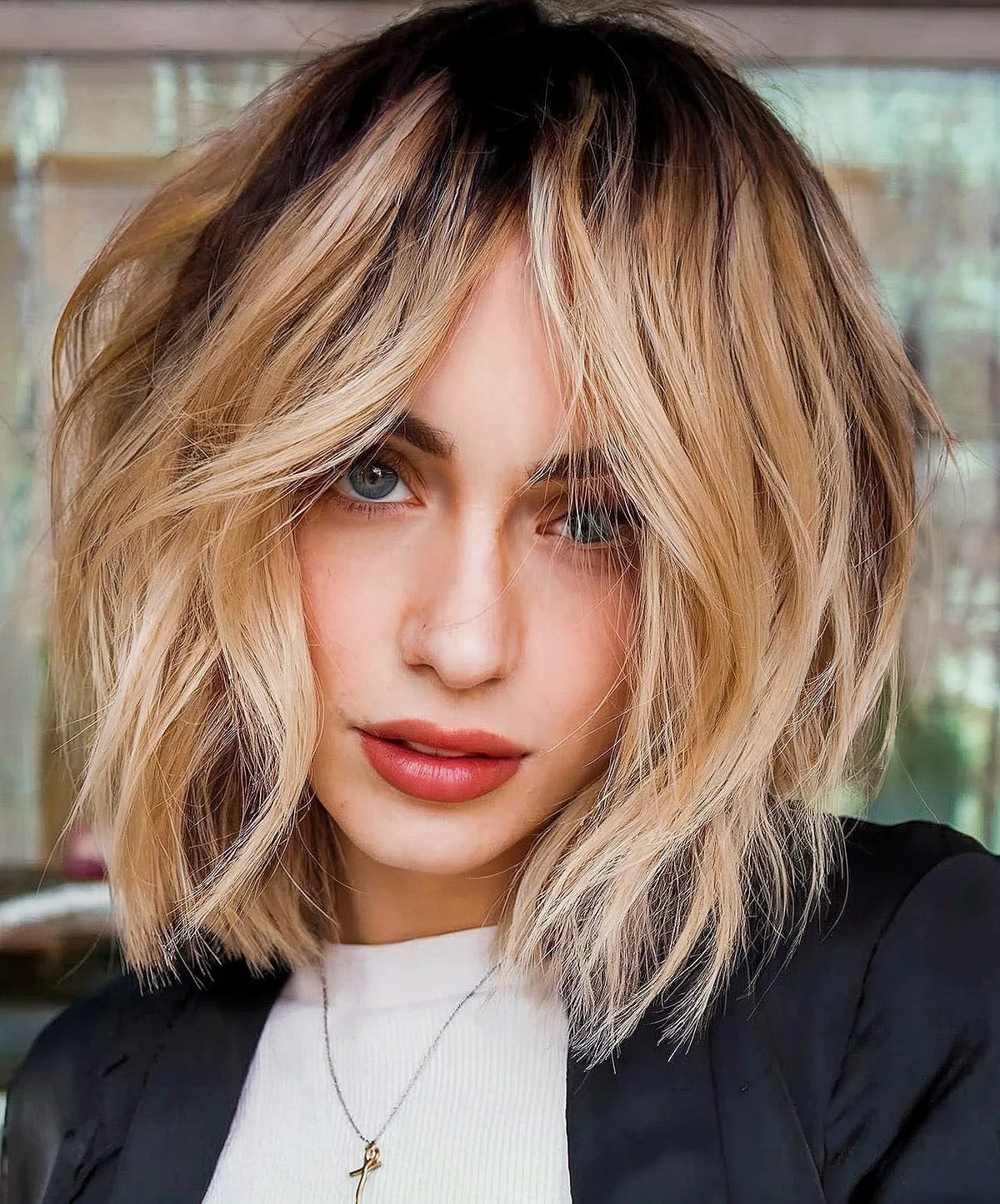 Collarbone Shaggy Bob With Dark Blonde Highlights Collarbone Shaggy Bob With Dark Blonde Highlights — Simple Shaggy Bob
