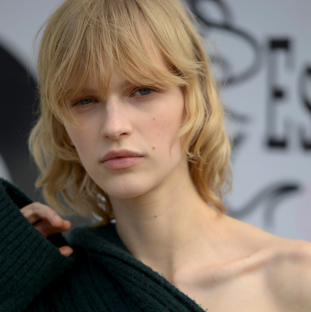 Ash Blonde Collarbone Shaggy Bob With Loose Waves — Simple Shaggy Bob Haircut