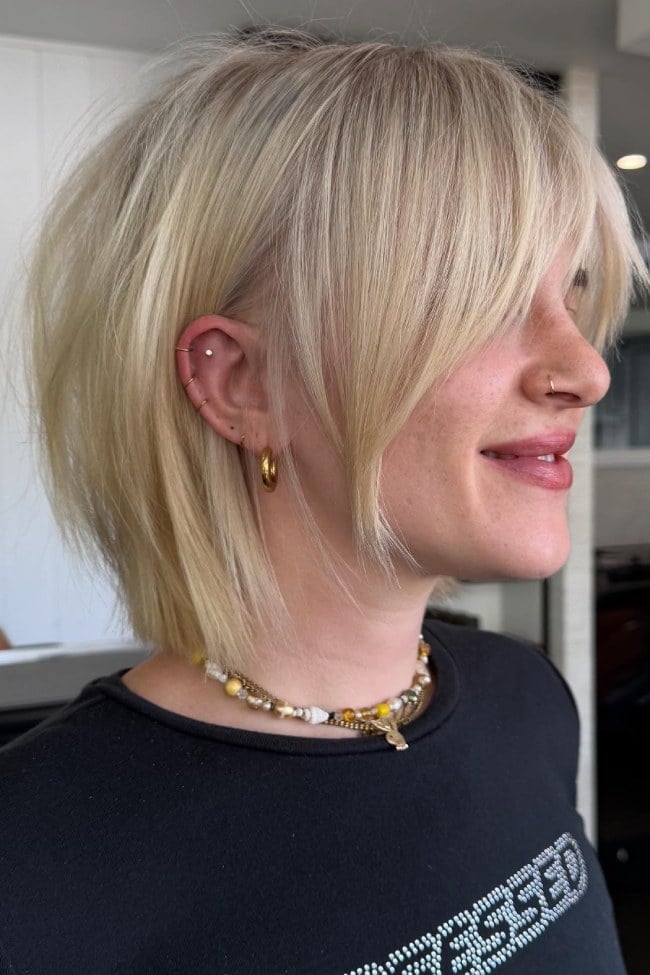 Platinum Blonde Chin Shaggy Bob With Blended Layers — Simple Shaggy Bob Haircut
