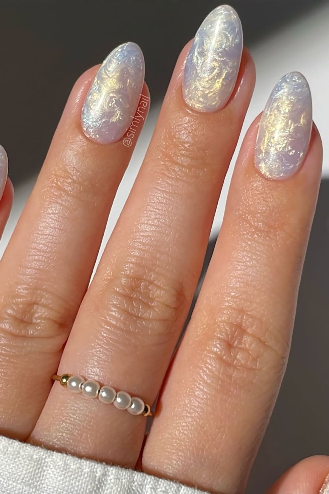 Ethereal Milky White Full Shimmer Short Almond Nails Ethereal Milky White Full Shimmer Short Almond Nails — Simple Shimmer Nails