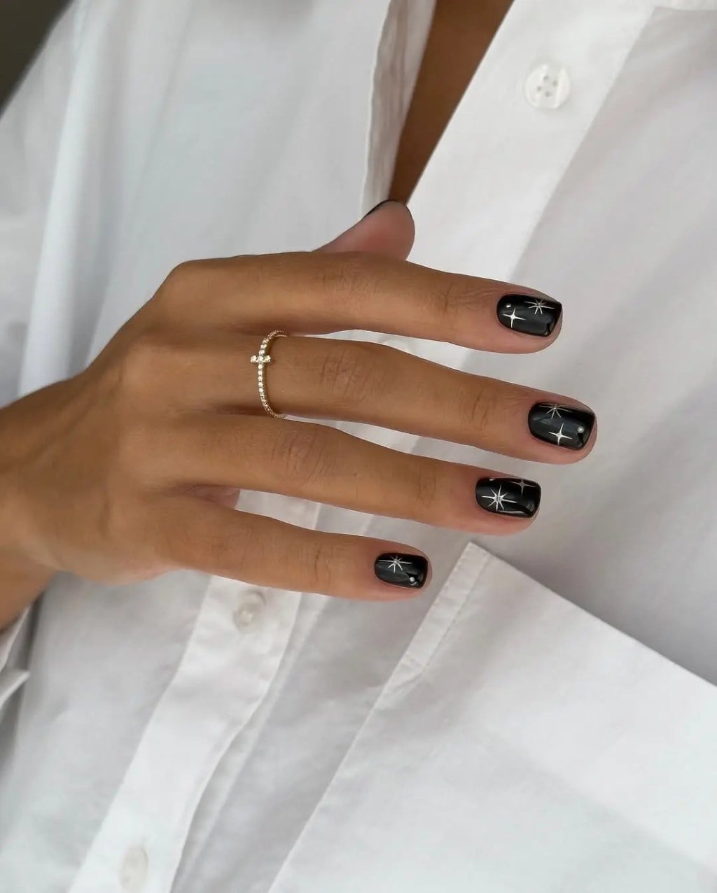 Glossy Black With Minimalist Silver Stars, короткие Glossy Black With Minimalist Silver Stars, короткие — Simple Short Black Nails