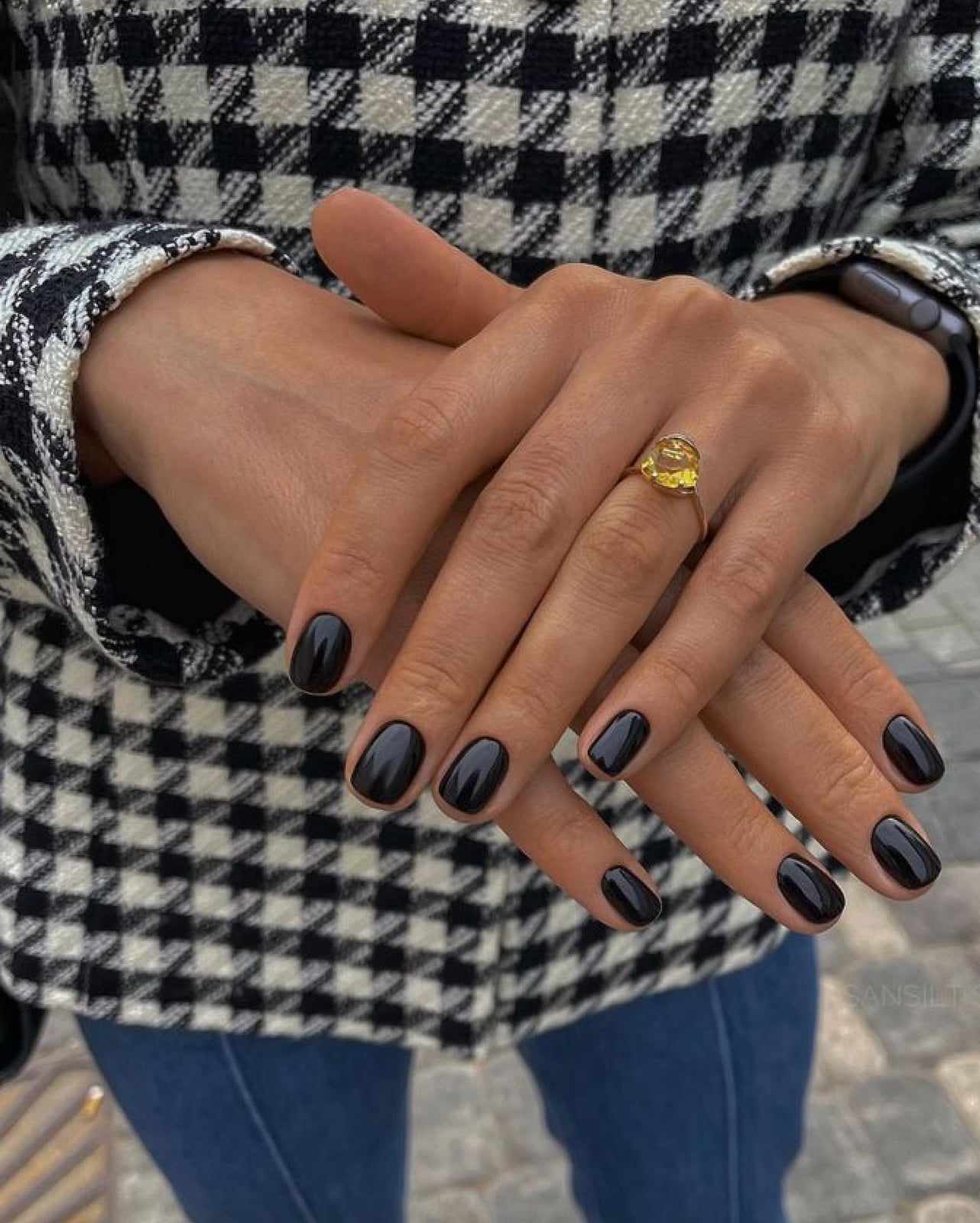 Deep Glossy Black Short Oval Nails Deep Glossy Black Short Oval Nails — Simple Short Black Nails