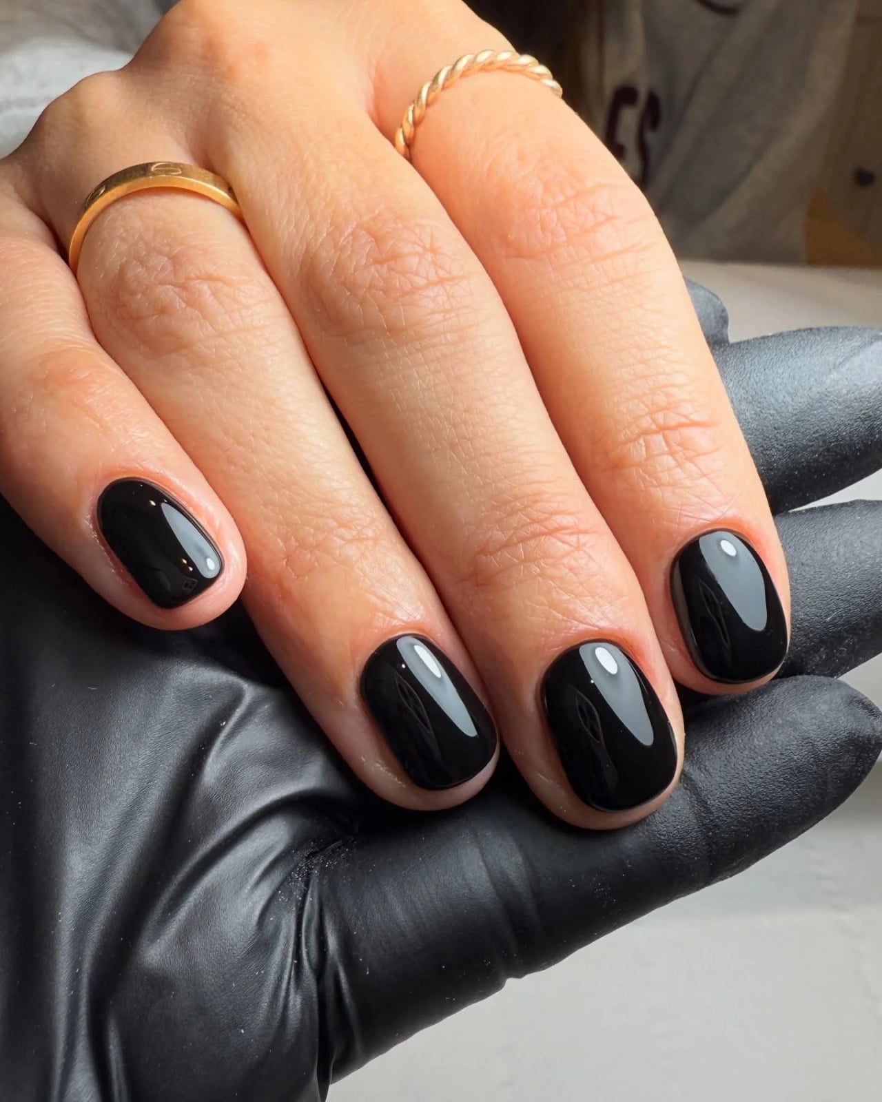Simple High Gloss Black Short Round Nails Simple High Gloss Black Short Round Nails — Simple Short Black Nails