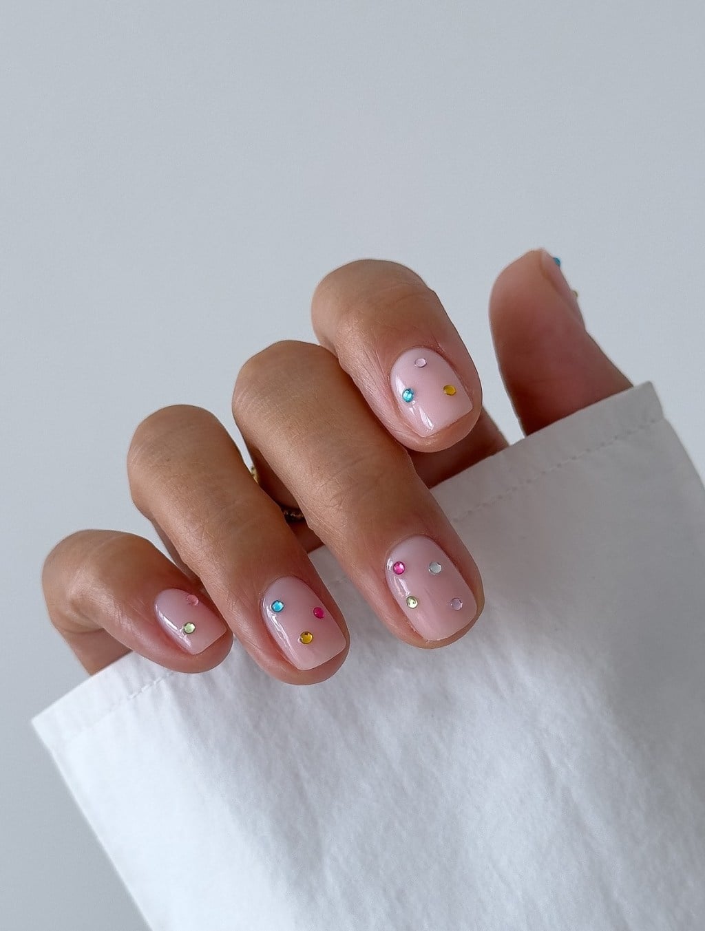 Pale Pink Scattered Rhinestone Short Square Nails Pale Pink Scattered Rhinestone Short Square Nails — Simple Short Classy Nails