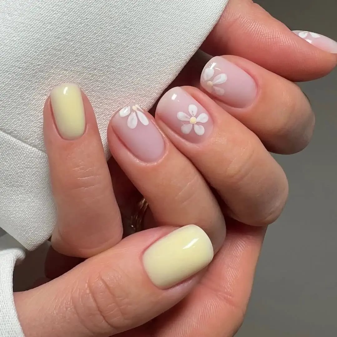 Pink Daisy Accent Short Oval Nails, овальные Pink Daisy Accent Short Oval Nails, овальные — Simple Short Classy Nails