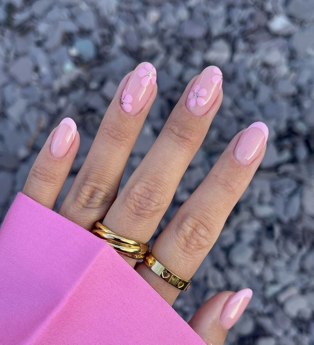 Short Oval Nails With Light Pink Floral Accents Short Oval Nails With Light Pink Floral Accents — Simple Short French Tip Nails