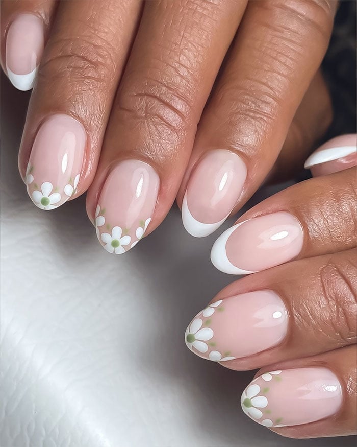 Short Oval Nails With Daisy Chain Art Short Oval Nails With Daisy Chain Art — Simple Short French Tip Nails