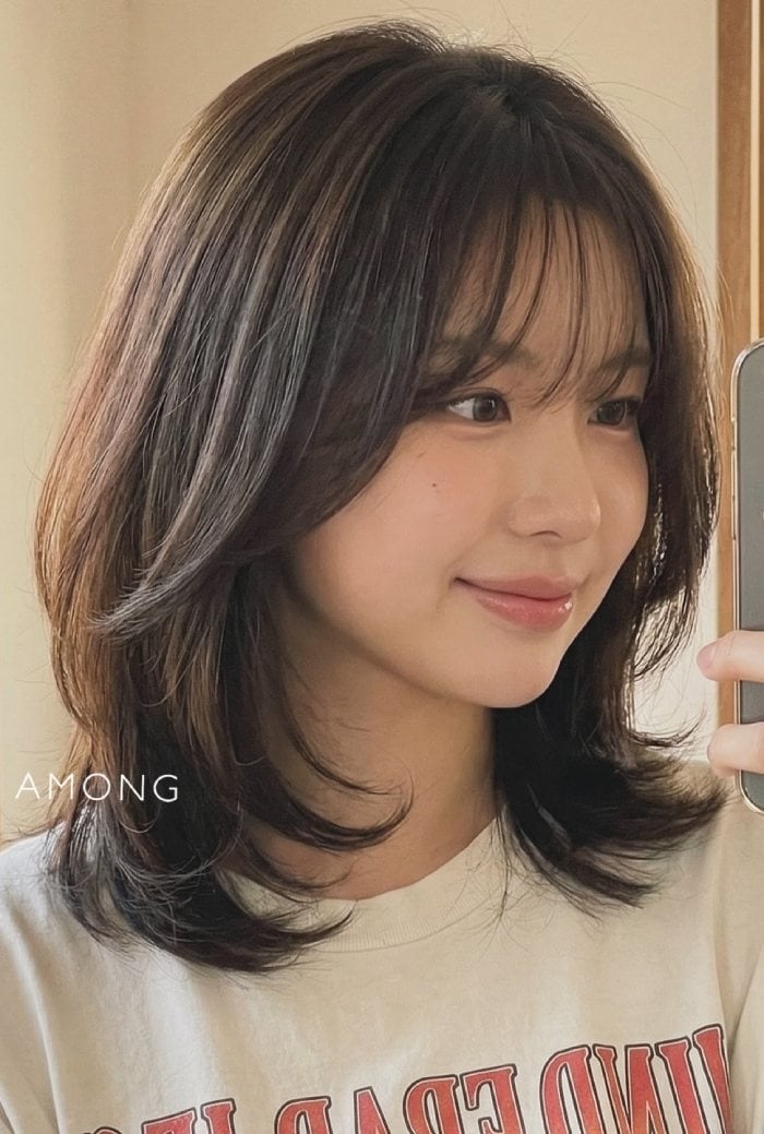 Layered Collarbone Style With Flipped Ends — Simple Shoulder Length Haircuts