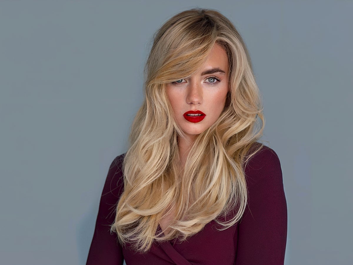 Shoulder Length Layers With Blonde Lowlights — Simple Side Swept Bangs