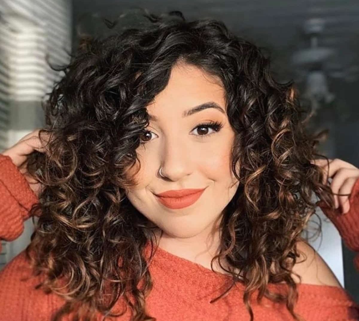 Dark Brown Collarbone Layers With Caramel Highlights — Simple Side Swept Bangs