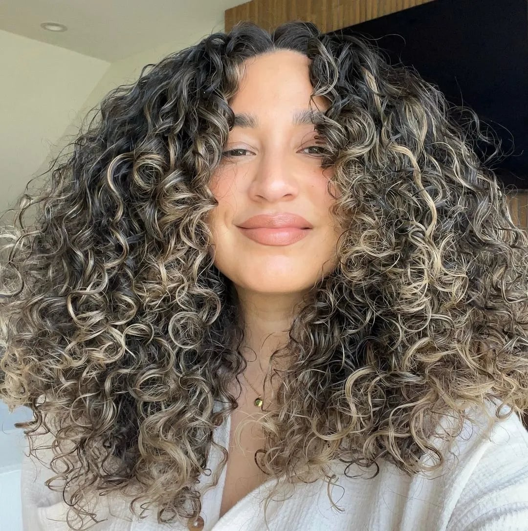 Thick Curly Collarbone With Dark Base And Ash Blonde Highlights — Simple Silver Highlights